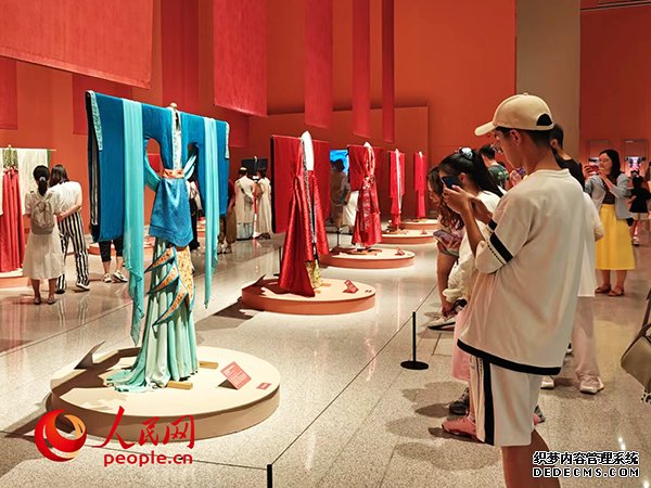 游客正在参观“五彩锦簇——中华服饰文化展”。人民网记者 韦衍行摄