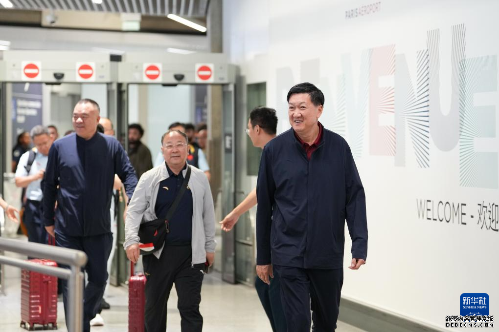 7月22日，国家体育总局局长、中国体育代表团团长高志丹（右一）及团部工作人员抵达巴黎戴高乐机场。新华社记者 鞠焕宗 摄