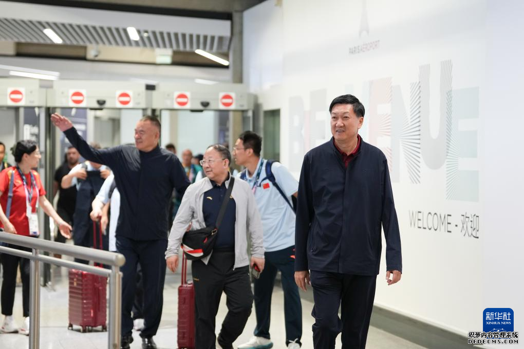 　　7月22日，国家体育总局局长、中国体育代表团团长高志丹（右一）及团部工作人员抵达巴黎戴高乐机场。新华社记者 鞠焕宗 摄