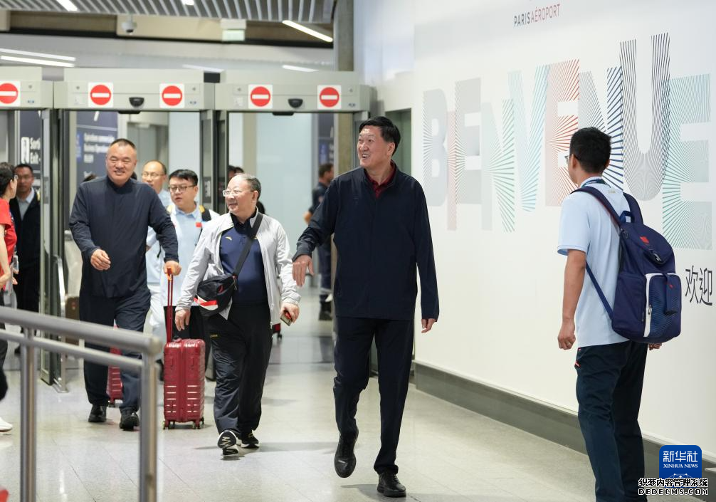 　7月22日，国家体育总局局长、中国体育代表团团长高志丹（右二）及团部工作人员抵达巴黎戴高乐机场。新华社记者 鞠焕宗 摄