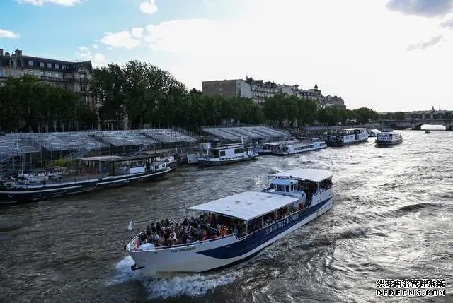 7月4日拍摄的巴黎奥运会塞纳河畔开幕式看台。新华社记者 贺长山摄