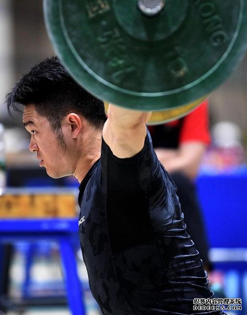 2024年5月10日，中国举重队运动员石智勇在训练中。新华社记者 侯昭康摄