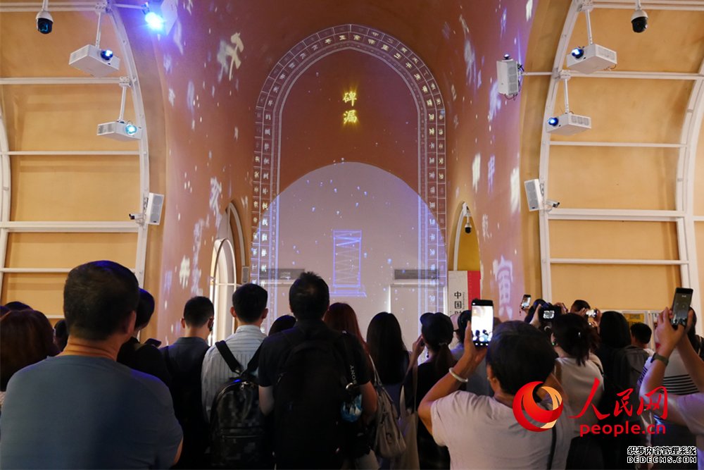 游客正在欣赏《共鸣》。人民网记者 韦衍行摄