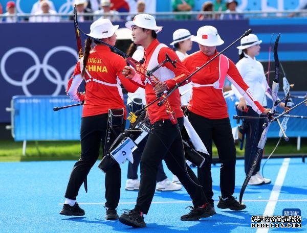 北京时间7月28日，在巴黎荣军院举行的巴黎奥运会射箭女子团体金牌决赛中，由安琦轩、杨晓蕾和李佳蔓组成的中国队4比5负于韩国队，获得亚军。图为中国队选手在比赛中。新华社记者 李明 摄