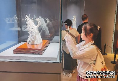 “中国白”展现东方之韵