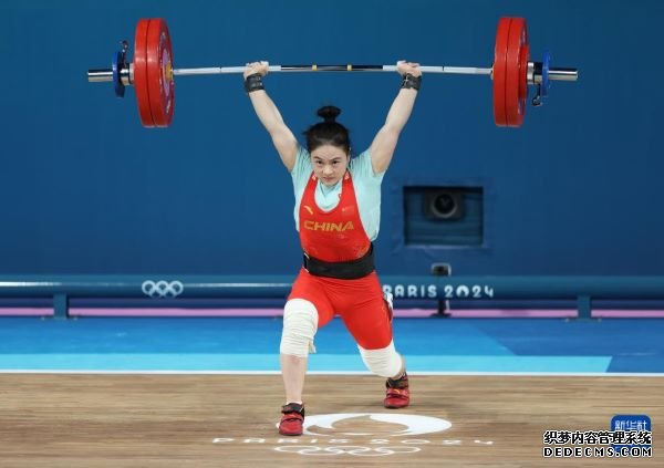 北京时间8月8日，在巴黎奥运会举重项目女子59公斤级比赛中，中国选手罗诗芳夺得冠军。图为罗诗芳在比赛中。新华社记者 曹灿 摄