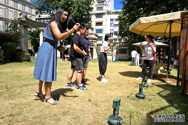 参观者体验投壶。人民网记者 胡雪蓉摄