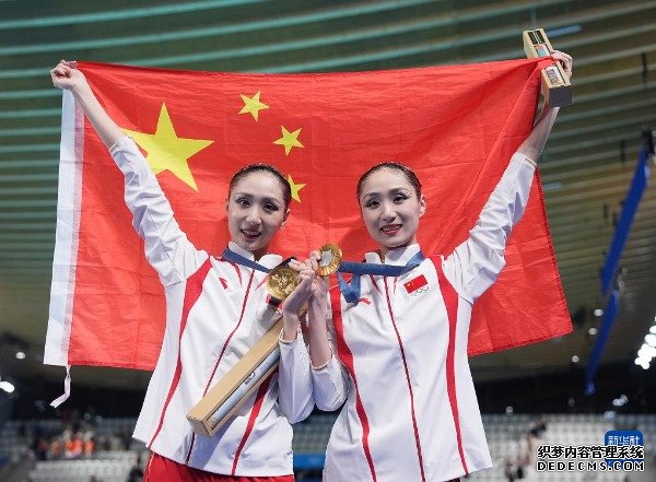 北京时间8月11日，巴黎奥运会花样游泳双人项目的最后一项比赛双人自由自选在巴黎奥林匹克水上运动中心举行。中国组合王柳懿/王芊懿夺得冠军。图为王柳懿/王芊懿在颁奖仪式后合影。新华社记者 薛宇舸 摄