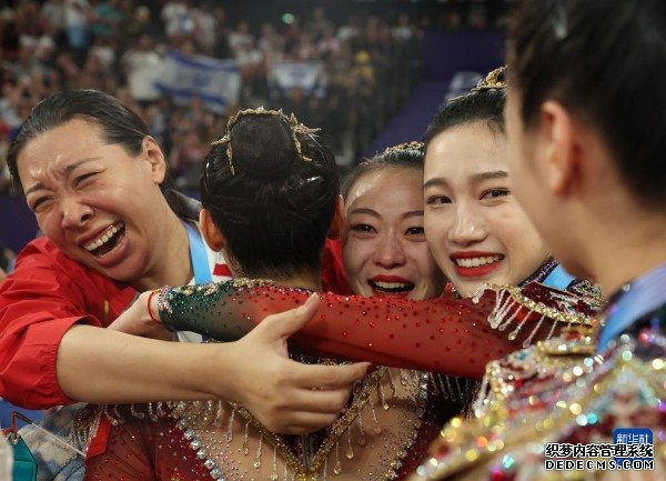 北京时间8月11日，在巴黎奥运会艺术体操项目集体全能决赛中，中国队获得冠军。图为中国队庆祝夺冠。新华社记者 许雅楠 摄