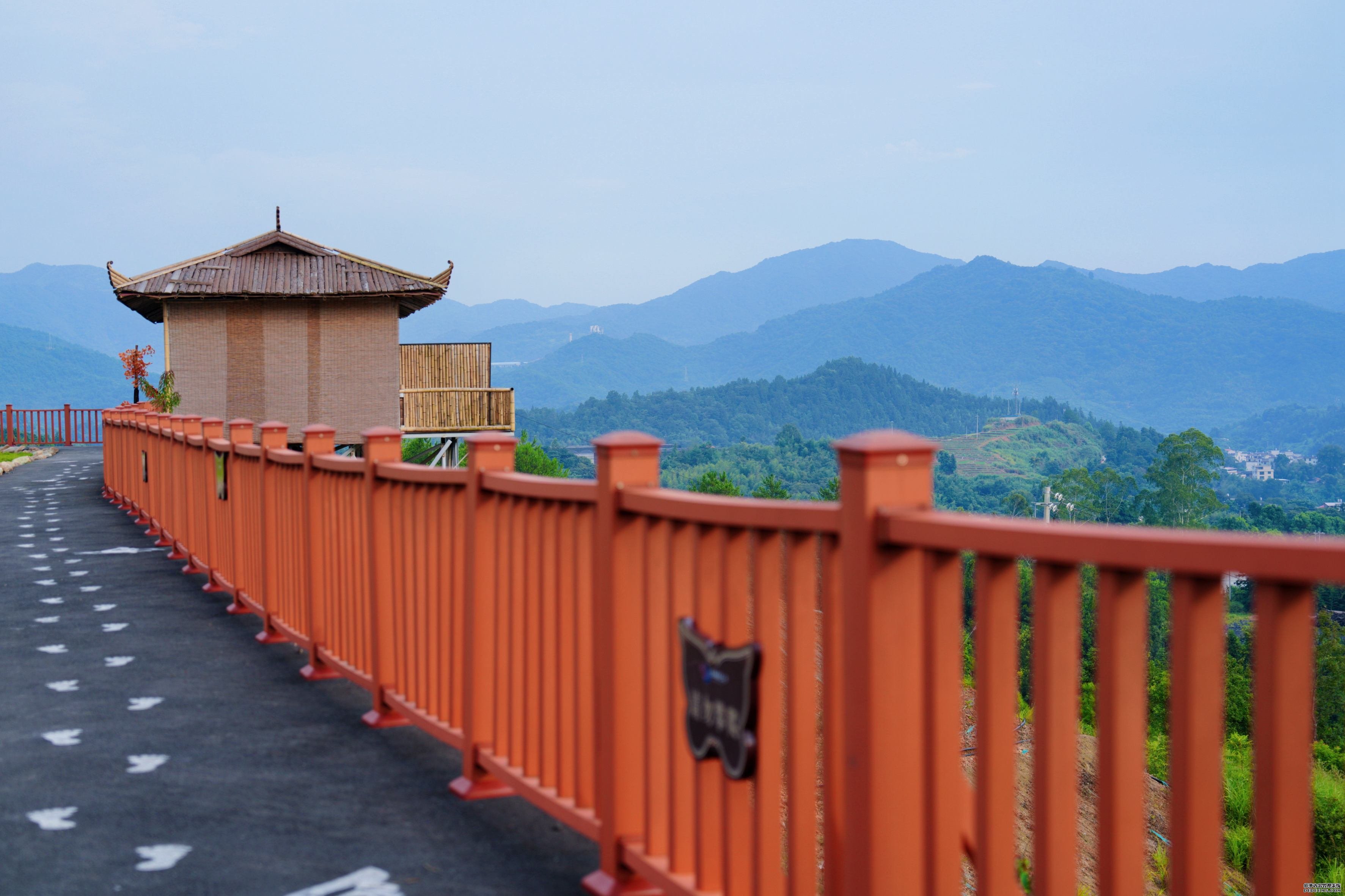 矿山修复后，环境变好了，慕名来赏花、旅游的人也多了起来。依托好风景，龙潭镇连续成功举办3届“永定蝴蝶兰文化旅游节”，带动了村民增收，也为当地经济发展注入了新的活力。图为枫林村新景。杨芝浩 摄