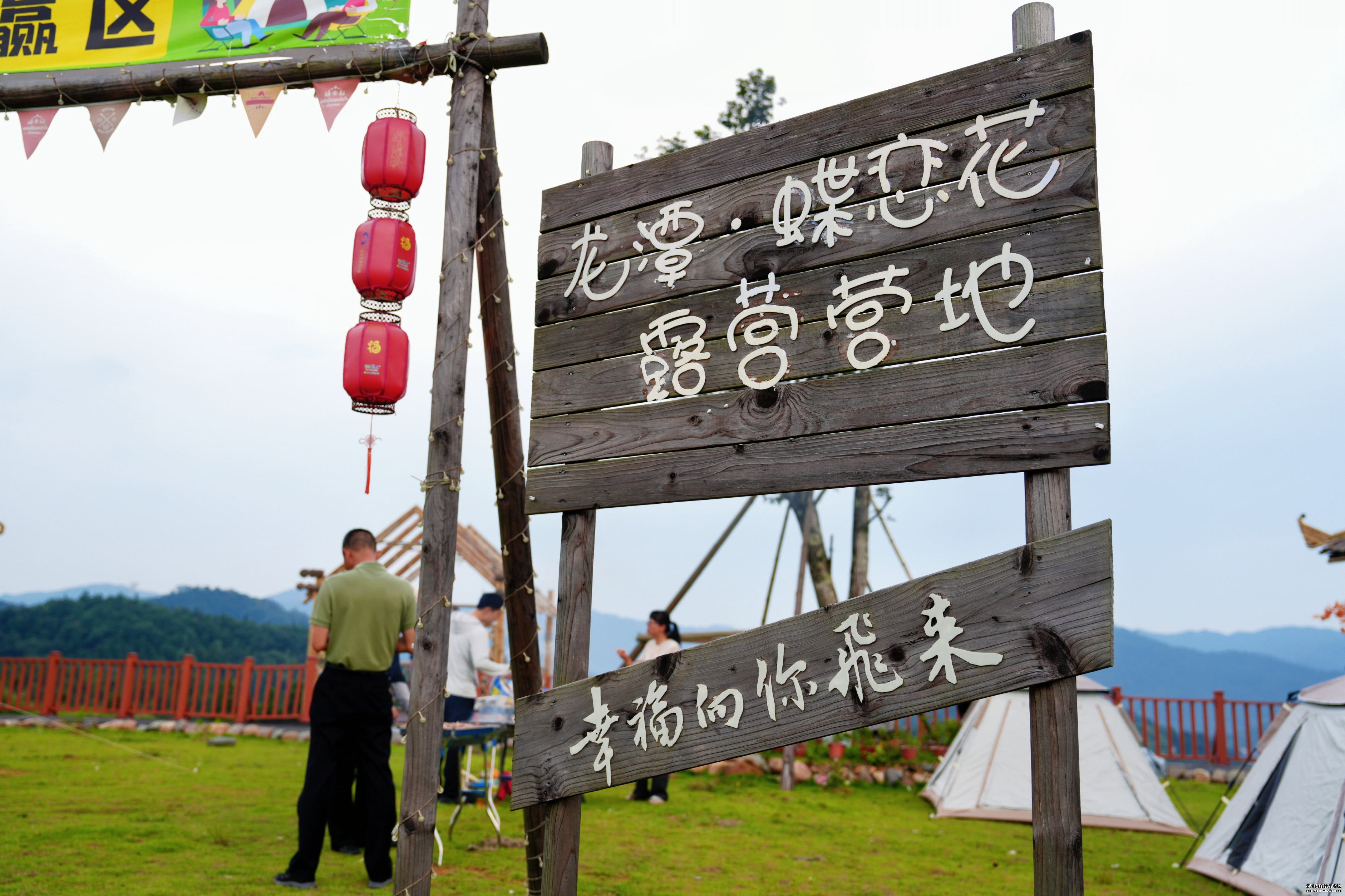 曾经千疮百孔的山体，正恢复绿树葱茏、花草繁茂，实现从“黑煤山”到“花果山”的华丽转身。图为由矿山修复而来的露营地。杨芝浩 摄