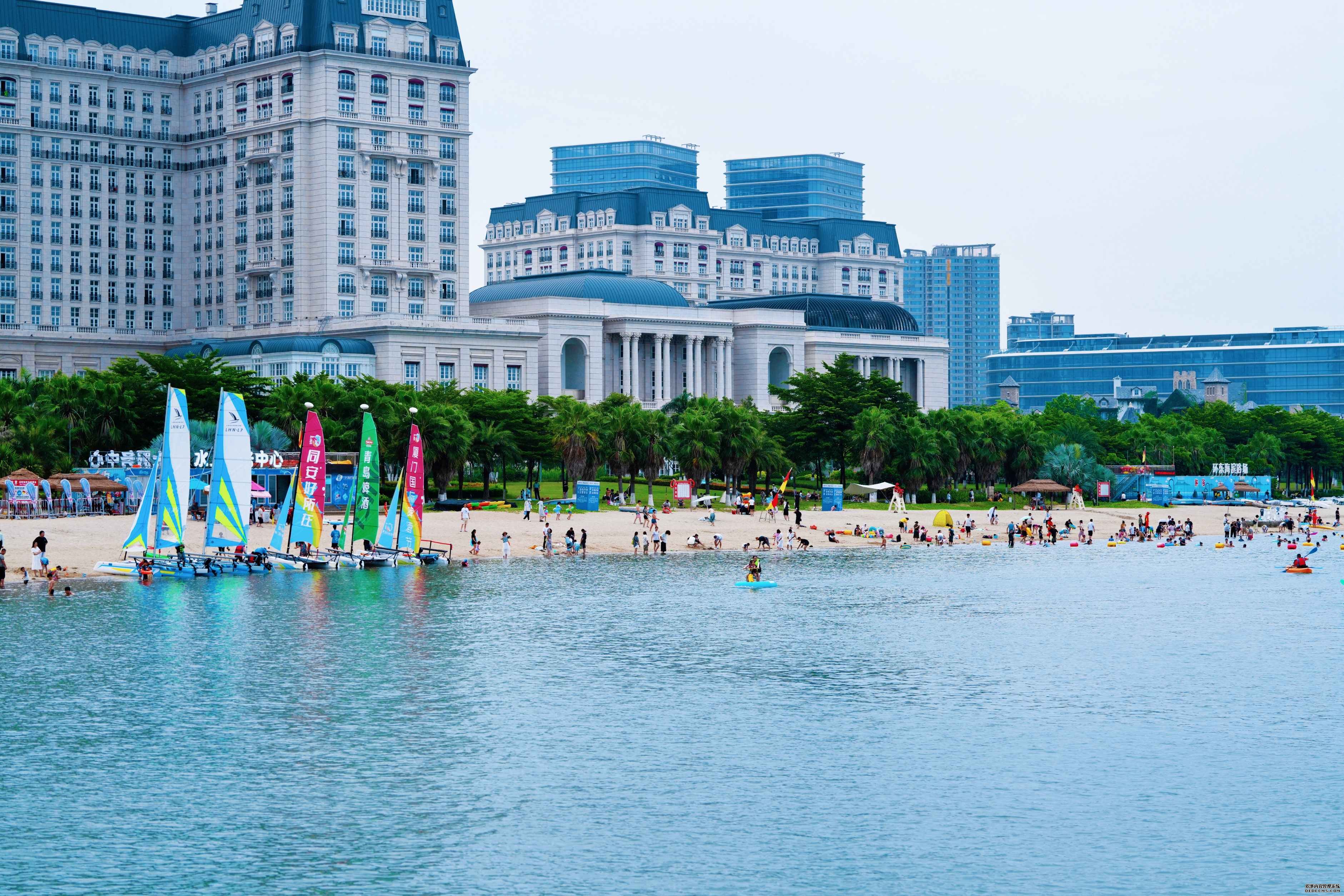 多家知名酒店在环东滨海旅游浪漫线落户，吸引大批海内外宾客。杨芝浩 摄