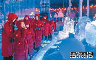 室内冰雪游成暑期消费亮点