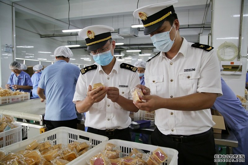 海关关员现场调研了解出口月饼质量安全管理情况。钱雨农摄