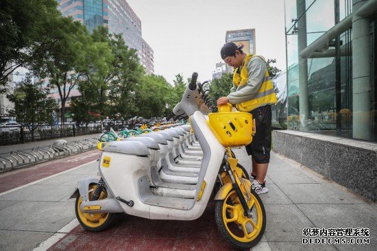 2023年7月11日，辽宁共享电单车运维员张春楠在检查共享电单车是否存在故障。新华社记者 潘昱龙 摄