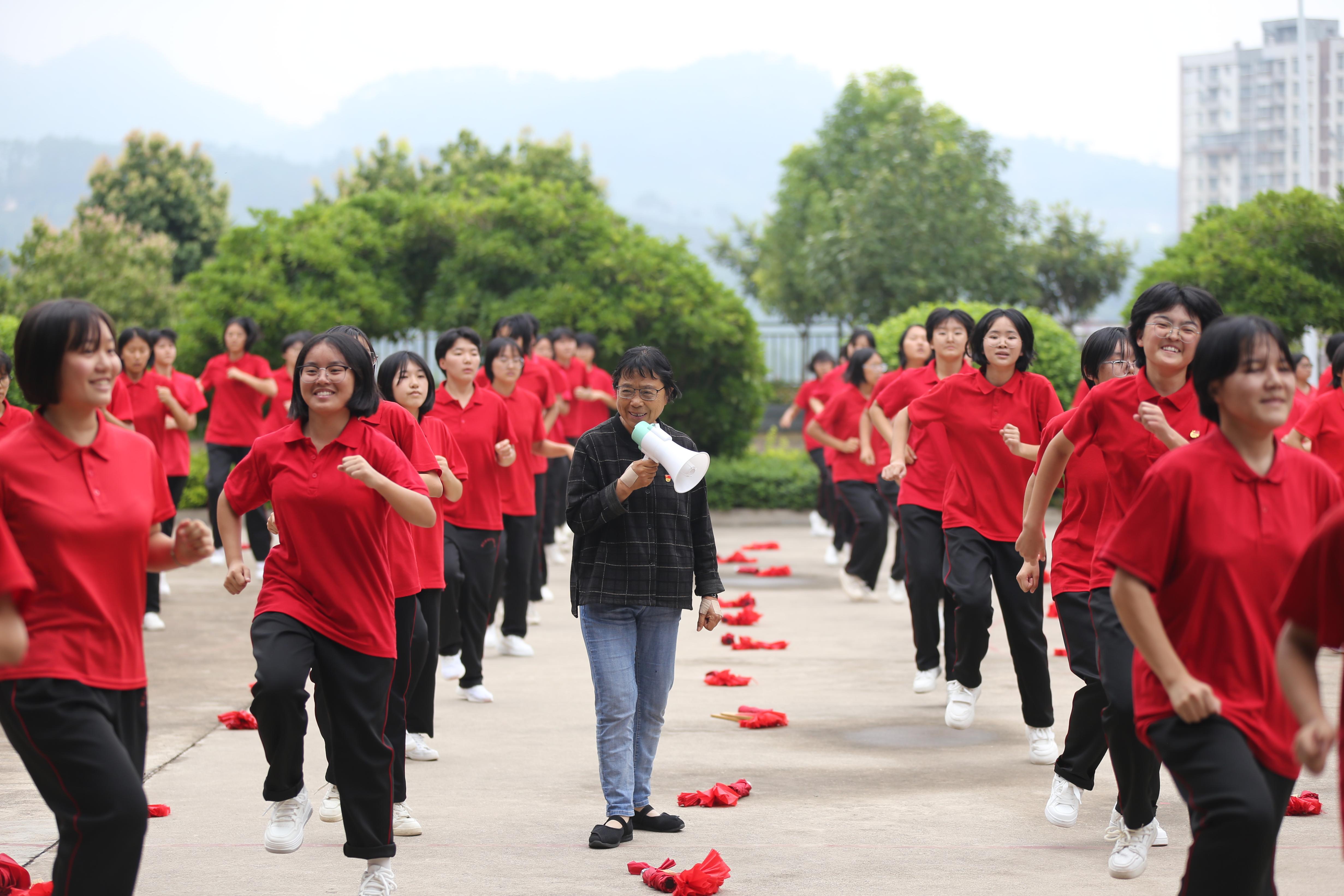 华坪女高学生在跳课间操。人民网记者 李发兴摄