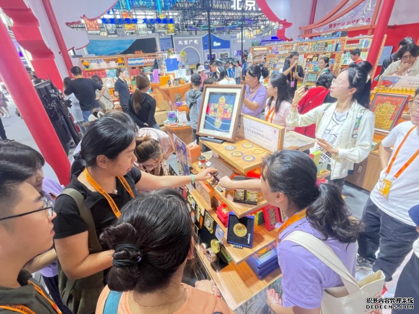 在本届服贸会现场，观众络绎不绝。人民网记者 何旭摄