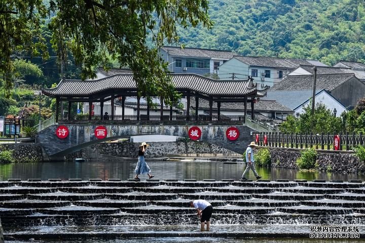 游客在浙江宁波市鄞州区城杨村的溪流游玩（2024年8月10日摄）。新华社记者 徐昱 摄