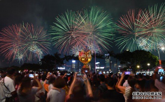 10月1日晚，香港国庆烟花汇演在维多利亚港举行，庆祝中华人民共和国成立75周年。新华社记者 陈铎 摄