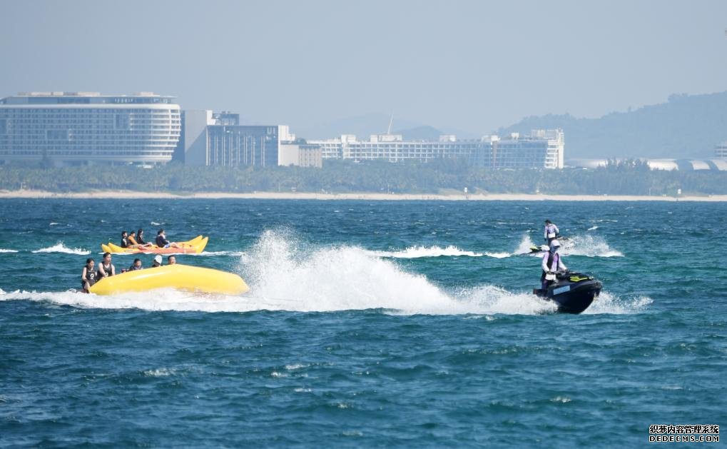 10月4日，在海南三亚蜈支洲岛旅游区，游客体验海上项目。新华社记者赵颖全　摄