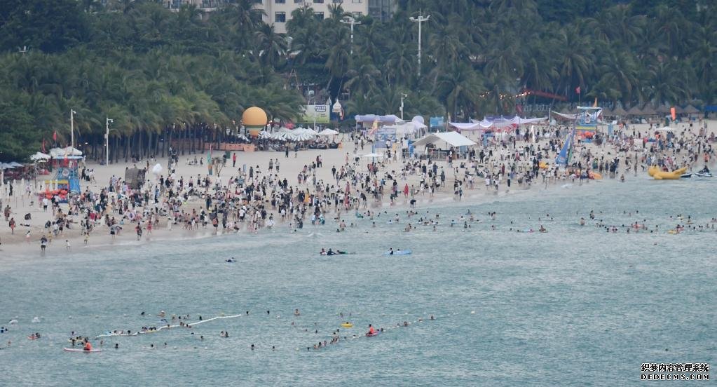 10月4日，三亚市大东海旅游区游人如织。新华社记者赵颖全　摄