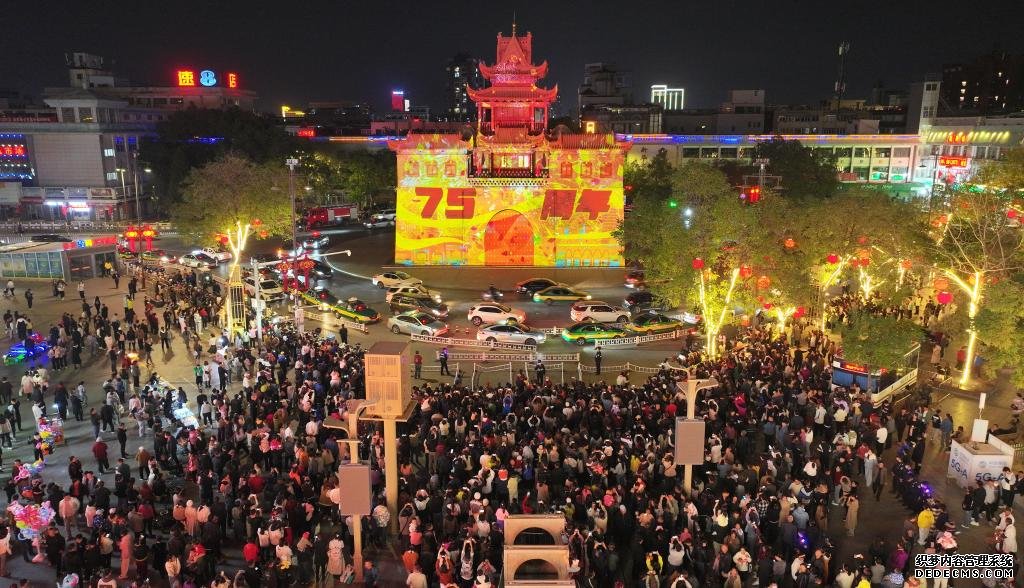 10月6日，游客在宁夏银川市兴庆区鼓楼观看灯光秀（无人机照片）。新华社记者王鹏 摄