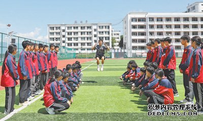 这所山区学校建起运动场（镜头里的体育故事）