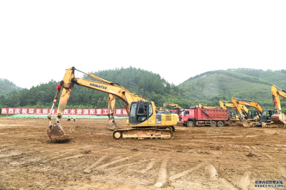 施工车辆在北海市合浦县环北部湾广西水资源配置工程建设现场。新华社记者 周华 摄