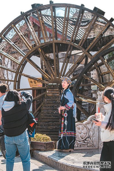 入乡随“服”，美景美服美不胜收（文化中国行·有一种风华叫中国·华服风④）