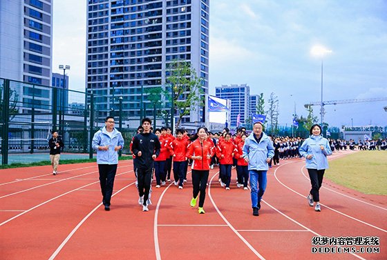 王丽萍带领学生启动冬季长跑活动。主办方供图