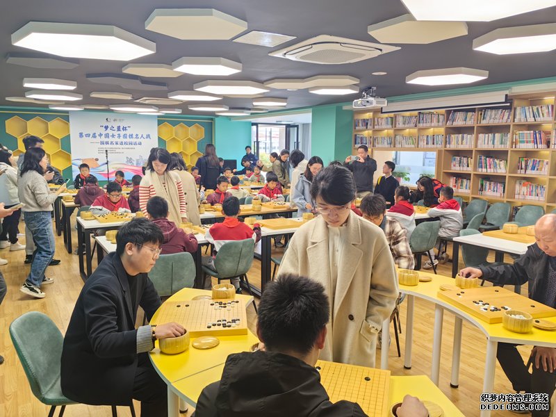 棋手们下指导棋现场。