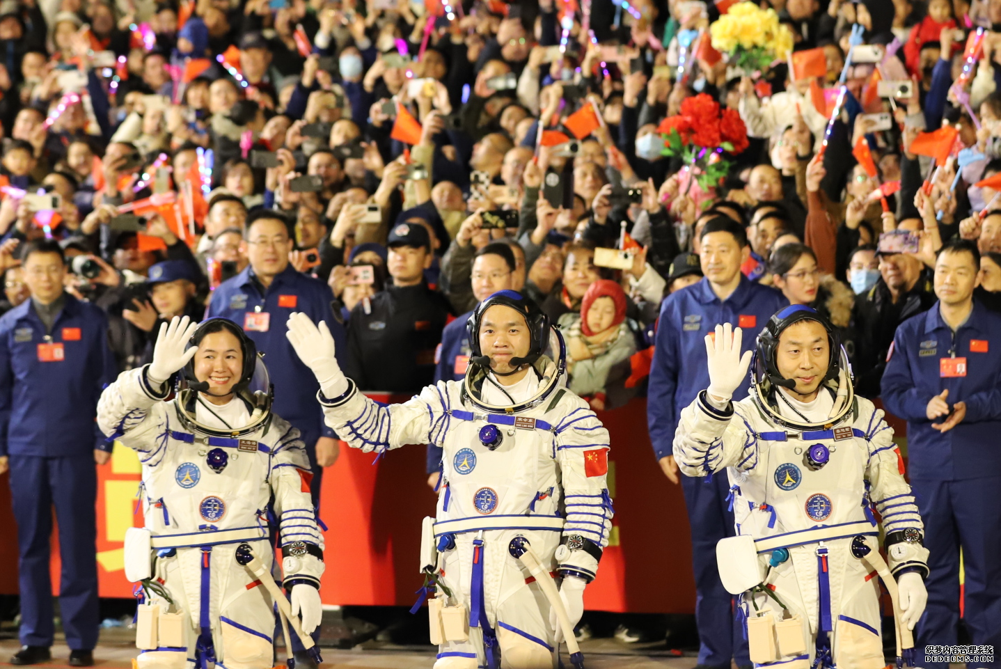 神舟十九号载人飞行任务航天员乘组出征仪式在酒泉卫星发射中心举行。人民网记者 黄帆摄