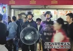 特警维持现场秩序。.webp