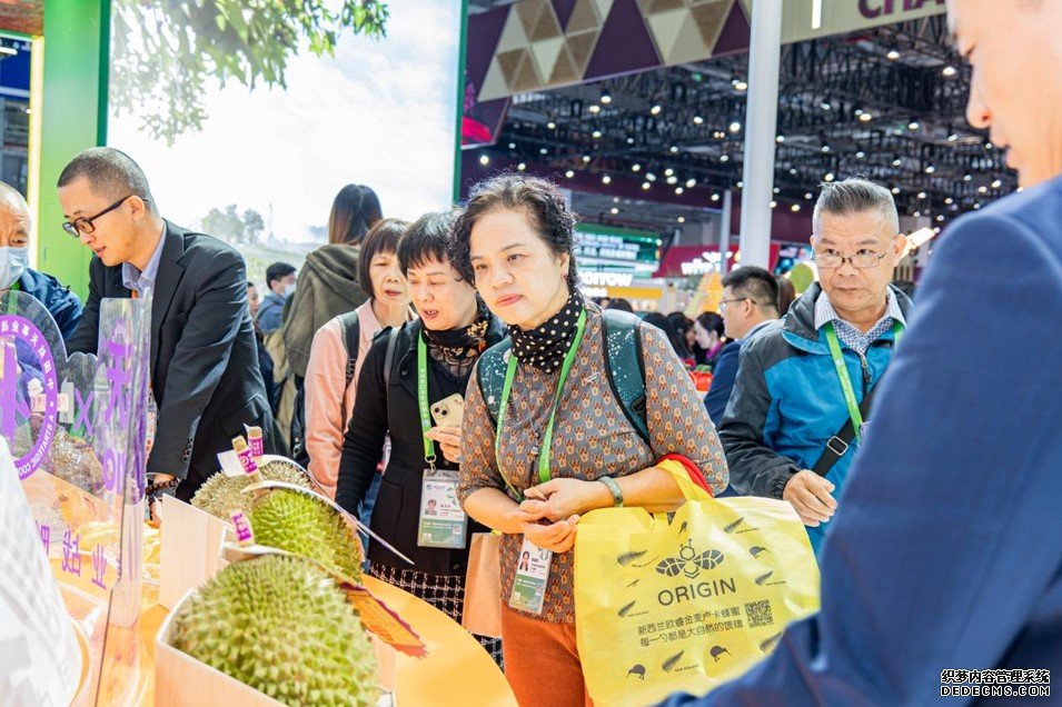 参观者来咨询马来西亚鲜食榴莲。人民网 欧阳易佳摄