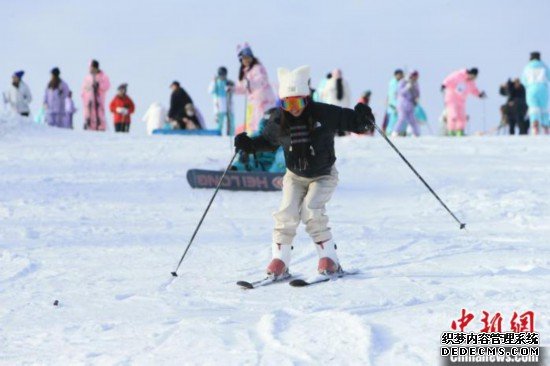 哈尔滨冰雪季启幕 亚布力滑雪场开板