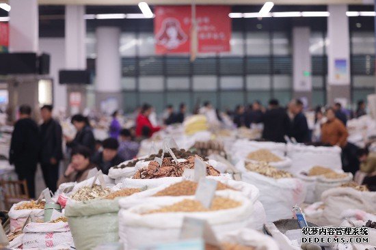 图为亳州市中药材专业市场。王晓飞 摄