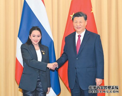 习近平会见泰国总理佩通坦