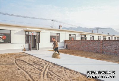 辽宁葫芦岛受灾群众陆续入住新居（在现场）