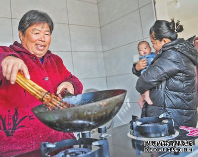 辽宁葫芦岛受灾群众陆续入住新居（在现场）