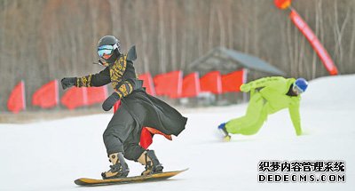 开板！冰雪经济“热”起来（建设体育强国·激发冰雪经济活力）