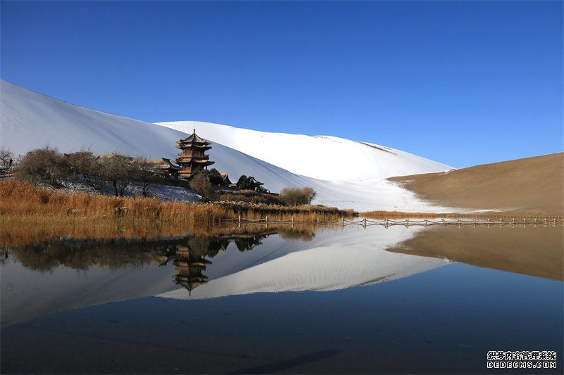 鸣沙山月牙泉景区雪景。敦煌市委宣传部供图，张晓亮摄