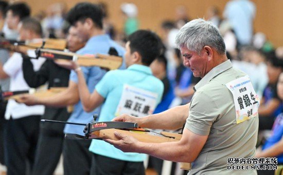 这支射弩队，刚学会就上场