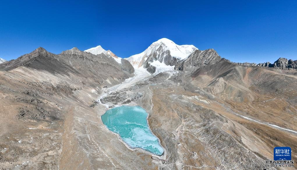 西藏：雪山冰湖引客来