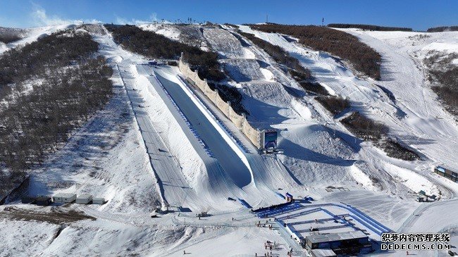 自由式滑雪及单板滑雪U型场地技巧世界杯在崇礼云顶滑雪公园举行。人民网记者 李兆民摄