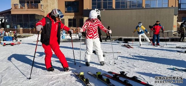 吉林省北大湖滑雪度假区教练做滑雪示范教学。人民网记者 王海跃摄