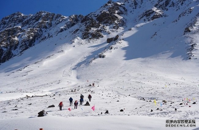 户外运动爱好者攀登青海省岗什卡雪峰。人民网记者 甘海琼摄