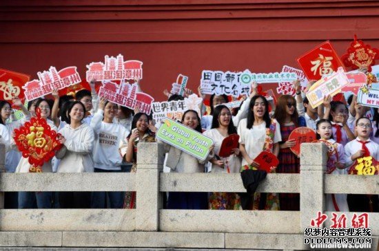 近千名中外青少年漳州古城上演“闽南语”快闪