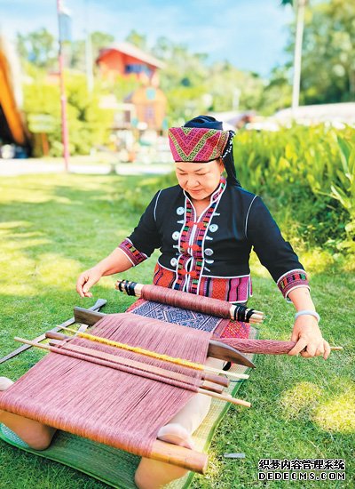  黎锦披彩五指山（非遗焕彩新时代）