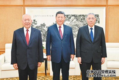  习近平会见何厚铧和崔世安